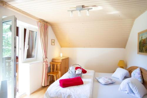 ein Schlafzimmer mit zwei Betten und einem Fenster in der Unterkunft APARTMENT CHALET -BOHINJ- Pokljuka- Triglav National Park in Koprivnik v Bohinju