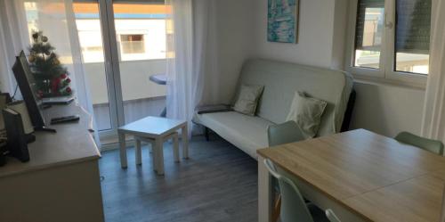 a living room with a couch and a table at Pé n'areia in Praia de Mira