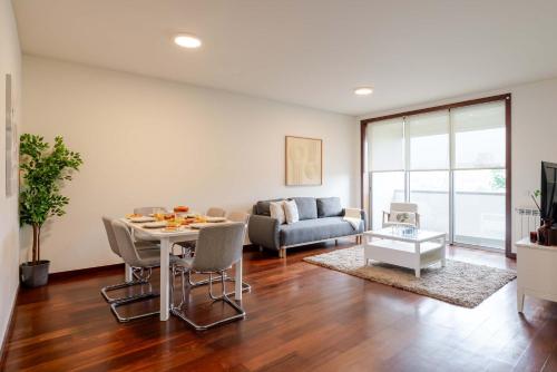 Modern & Spacious Flat with Garage by HostWise