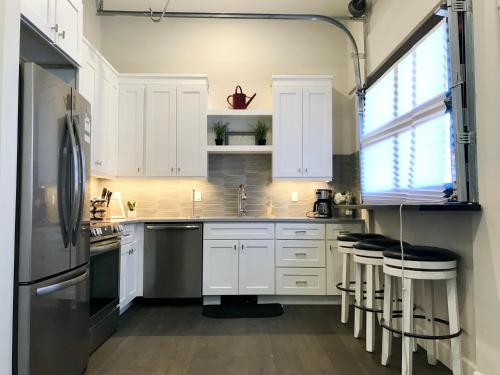 Η κουζίνα ή μικρή κουζίνα στο Steps to Lake Fireplace Indoor Outdoor Oasis