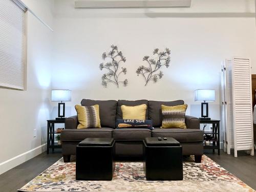 Χώρος καθιστικού στο Steps to Lake Fireplace Indoor Outdoor Oasis