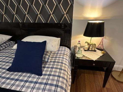 Кровать или кровати в номере Le studio Chez Marilé