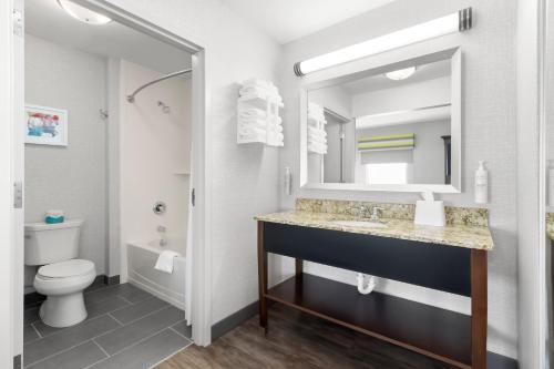 哈茨维尔南卡罗来纳哈茨维尔汉普顿酒店的浴室里有洗手池、马桶和镜子。