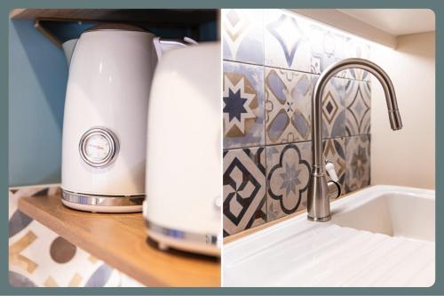 L'Allobroge - Charme & confort au cœur de Vienne في فيين: طاولة مطبخ بها حوض وموزّعة عصائر بجوار طاولة المطبخ sidx