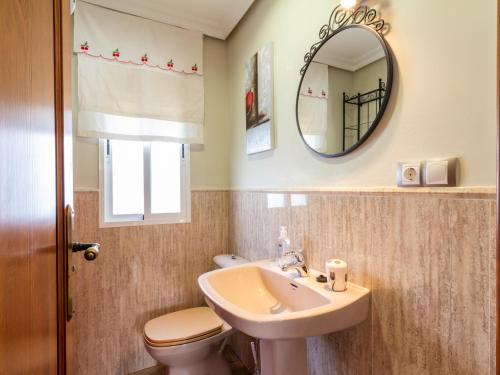 un bagno con lavandino, WC e specchio di Ap mayorazgo ii a Salobreña