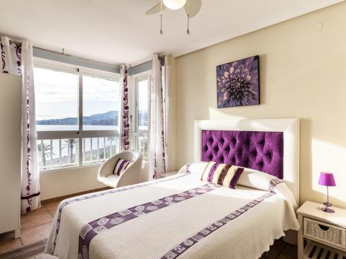 una camera con letto e testiera viola di Ap mayorazgo ii a Salobreña
