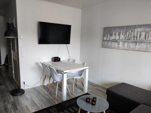 TV a/nebo společenská místnost v ubytování Helppoa lomailua