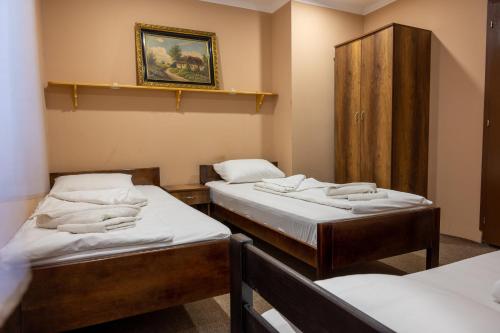 Postel nebo postele na pokoji v ubytování Etno kompleks Deliblatska Čarda