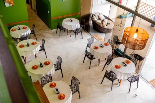 an overhead view of a restaurant with tables and chairs at Santa Helena Pousada in Guarujá