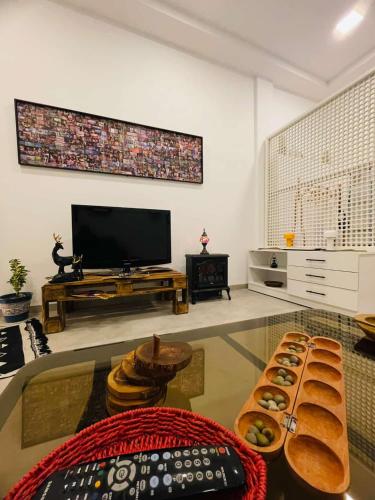 Televiisor ja/või meelelahutuskeskus majutusasutuses Blueyes