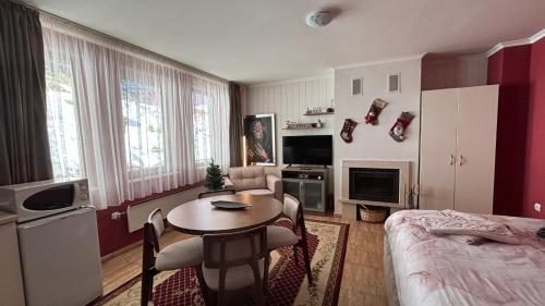 Μια τηλεόραση ή/και κέντρο ψυχαγωγίας στο Top of the Mountain Гранд Манастира частни Апартаменти