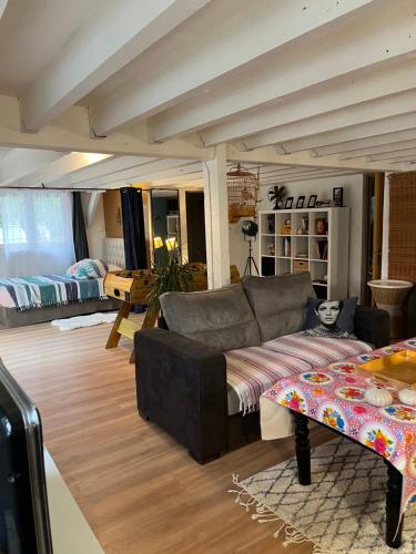 Grande chambre un voyage au calme à la campagne entrée indépendante côté piscine