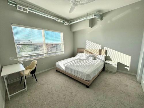 Casa Marigold في دي موين: غرفة نوم بسرير ومكتب ونافذة