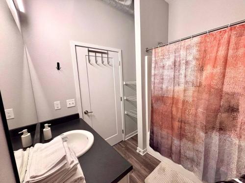 Casa Marigold في دي موين: حمام مع حوض ودش