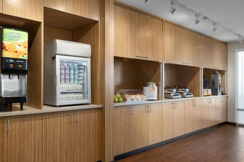 Kuchyň nebo kuchyňský kout v ubytování TownePlace Suites by Marriott Auburn University Area