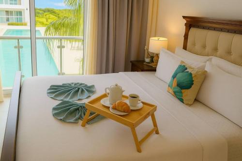 Un pat sau paturi într-o cameră la Elegant 2BR Apt, Steps to Hard Rock