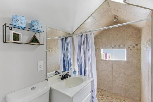 Un baño con lavabo y ducha en The Hideout Loft - Tranquil Stay, en Memphis