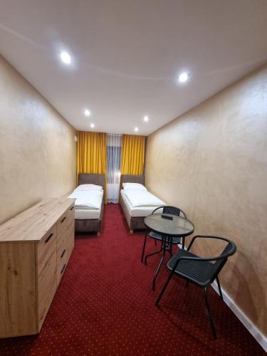 Ένα ή περισσότερα κρεβάτια σε δωμάτιο στο stary PGR rooms & hostel