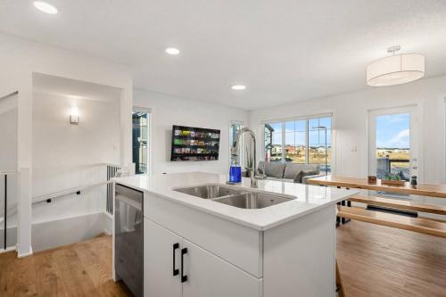 Η κουζίνα ή μικρή κουζίνα στο Luxury Family Retreat with Games, King Bed and Garage