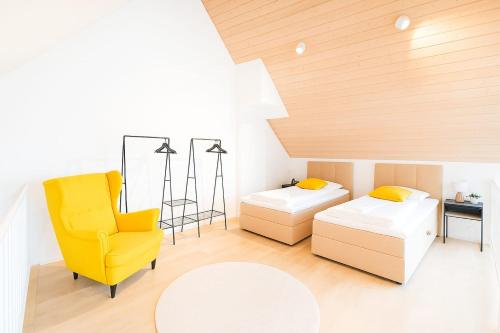 Un lugar para sentarse en Maisonette-Wohnung Airport Messe Stuttgart - Balkon - Parkplatz