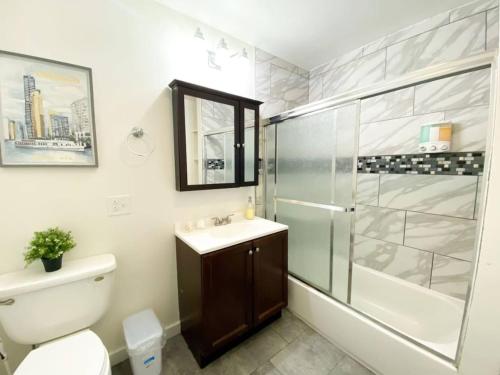 un bagno con doccia, WC e lavandino di McCormick 3BR HUGE unit, Optional Parking with Ping-pong a Chicago