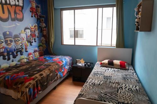 una camera da letto con un letto e una finestra di Apto Pet Friendly c Estacionamento perto do Centro a Caxias do Sul