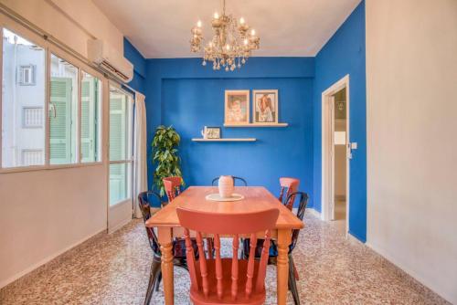 Afbeelding uit fotogalerij van Muse 2-BR Apartment & Balcony in Mar Mikhael in Al Mudawwar