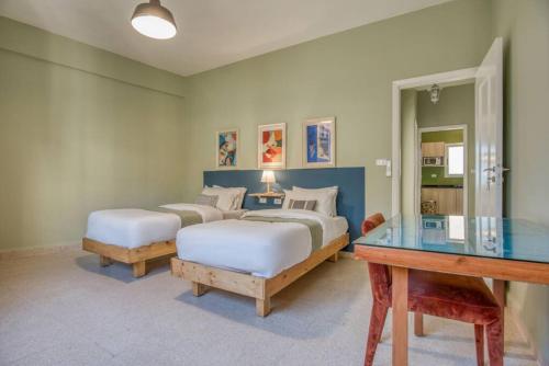 Ένα ή περισσότερα κρεβάτια σε δωμάτιο στο Muse 2-BR Apartment & Balcony in Mar Mikhael