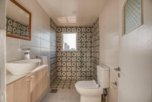 Ένα μπάνιο στο Muse 2-BR Apartment & Balcony in Mar Mikhael