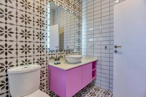 Ένα μπάνιο στο The Pop House 2-BR Apartment in Mar Mkhayel