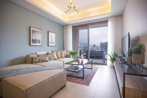 una sala de estar con una cama y un sofá en Nautica 2-BR Apt & Balcony at Waterfront in Dbaye, en Dbayeh