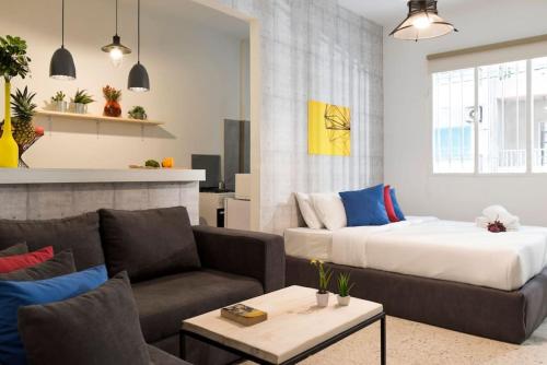 Ένα ή περισσότερα κρεβάτια σε δωμάτιο στο Garage - Stylish Studio & Balcony in Mar Mikhael