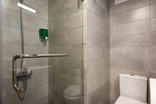 Ένα μπάνιο στο Garage - Stylish Studio & Balcony in Mar Mikhael