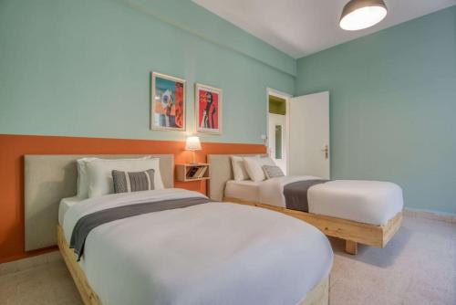 Ένα ή περισσότερα κρεβάτια σε δωμάτιο στο Dalida 2-BR Apt & Balcony in Mar Mikhael