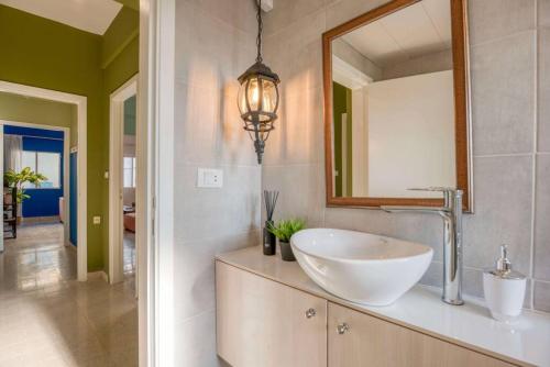 Ένα μπάνιο στο Dalida 2-BR Apt & Balcony in Mar Mikhael