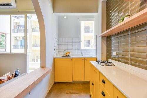 Ένα μπάνιο στο The Arch 2-BR Apt & Balcony in Mar Mkhayel