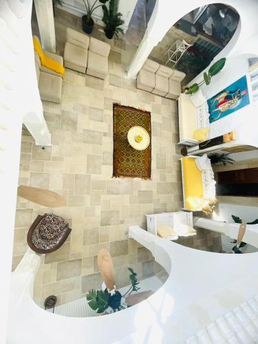 a room with a wall with a clock on it at Casa Dea - Bungalow Isis in Hammamet Sud