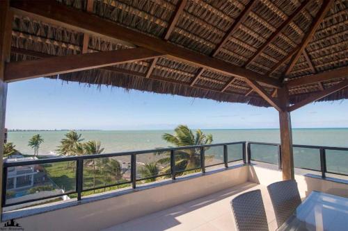 ein Blick auf das Meer vom Balkon eines Resorts in der Unterkunft Cobertura pé na areia com piscina exclusiva única in João Pessoa
