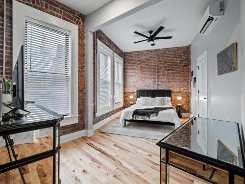 Postel nebo postele na pokoji v ubytování The Modern Boho Brick Loft