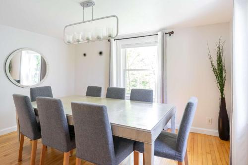 Un comedor con mesa y sillas en Spacious 4 bedroom home with large yard, en Wayland