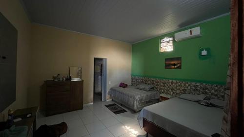 Una cama o camas en una habitación de Casa Praia & Piscina da Hora