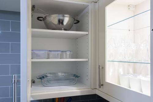 a cupboard with a bowl on top of it at Perfect 3 Bedroom Banbury Accommodation for Contractors! in Banbury