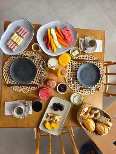 une table avec des assiettes et des bols de nourriture dans l'établissement Villa di Ayuruoca, à Aiuruoca