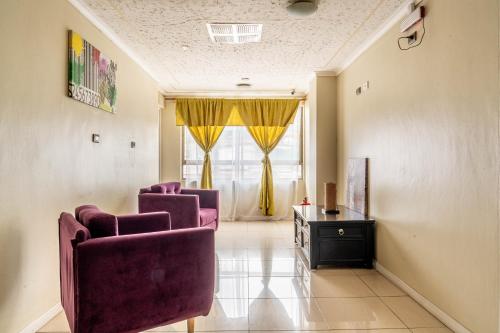 una stanza con due sedie, un tavolo e una finestra di Hotel Veas ad Antofagasta