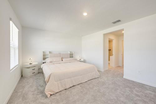 Ένα ή περισσότερα κρεβάτια σε δωμάτιο στο Newly Built Townhome 8 Mi to Manatee Viewing Ctr!
