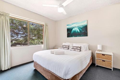 コフスハーバーにあるSeaside Escape Sandcastles 213の大きなベッドと窓のある寝室