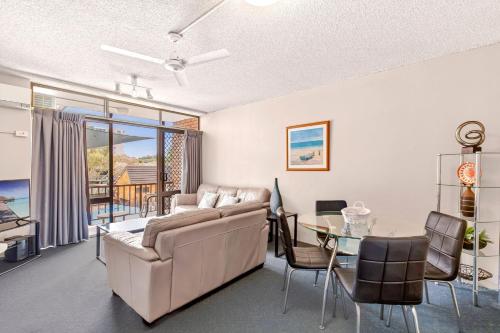 コフスハーバーにあるSeaside Escape Sandcastles 213のソファとテーブルのあるリビングルーム