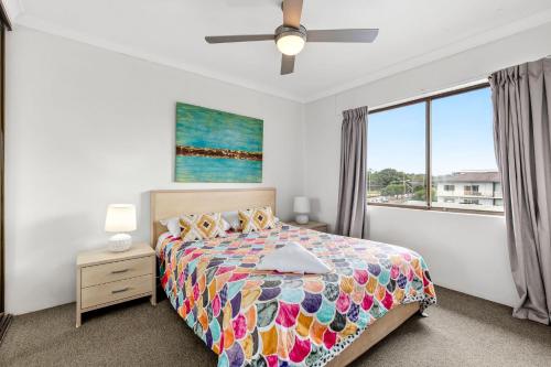una camera da letto con un letto e una finestra di Beachside Escape with Resort Facilities Sandcastles 226 a Coffs Harbour