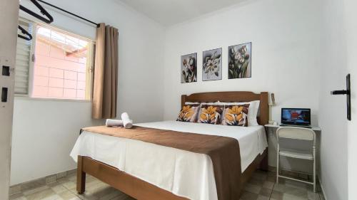 een slaapkamer met een groot bed en een raam bij Doce Recanto da re in Franca