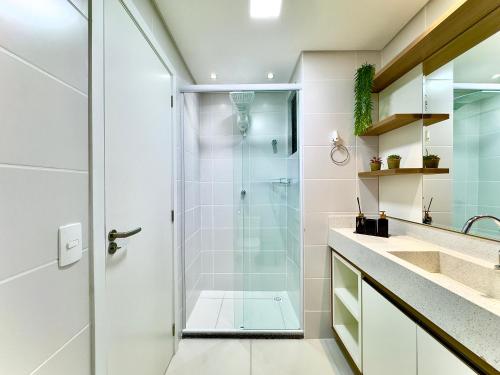 Vannituba majutusasutuses Apto Penha a 300M PRAIA 8 min do BETO CARREIRO com PISICNA, sacada com CHURRASQUEIRA privativa, AR CONDICIONADO Wi Fi, PORTARIA 24h,vaga privativa de GARAGEM